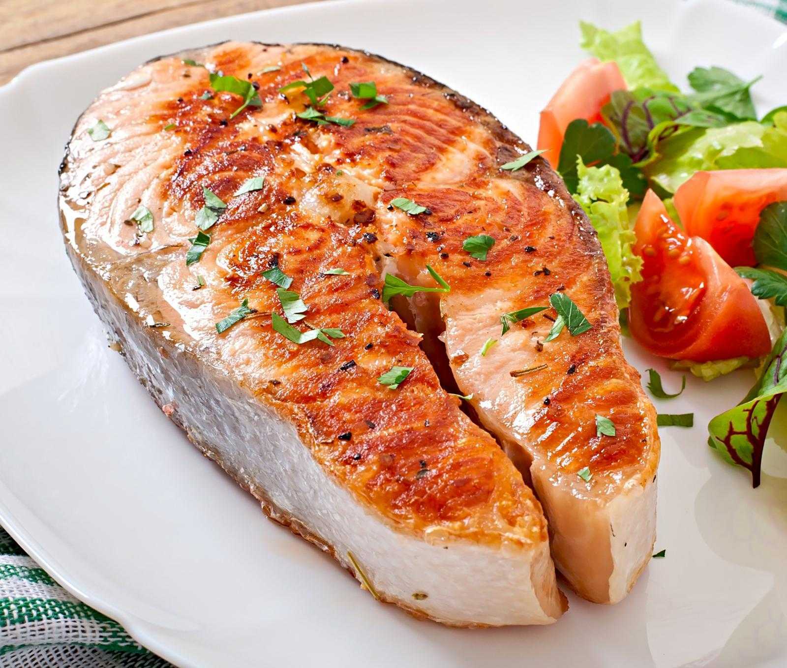 Нежная красная рыбка под тонким слоем сметанного соуса — настоящее вкусовое наслаждение Главное преимущество блюда — простота приготовления