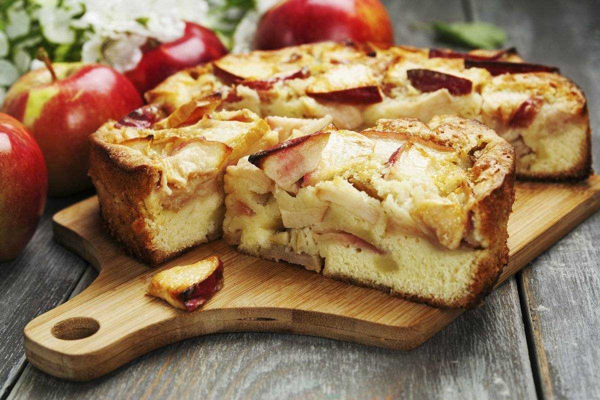 Шарлотка с яблоками в духовке: 5 простых пошаговых рецептов