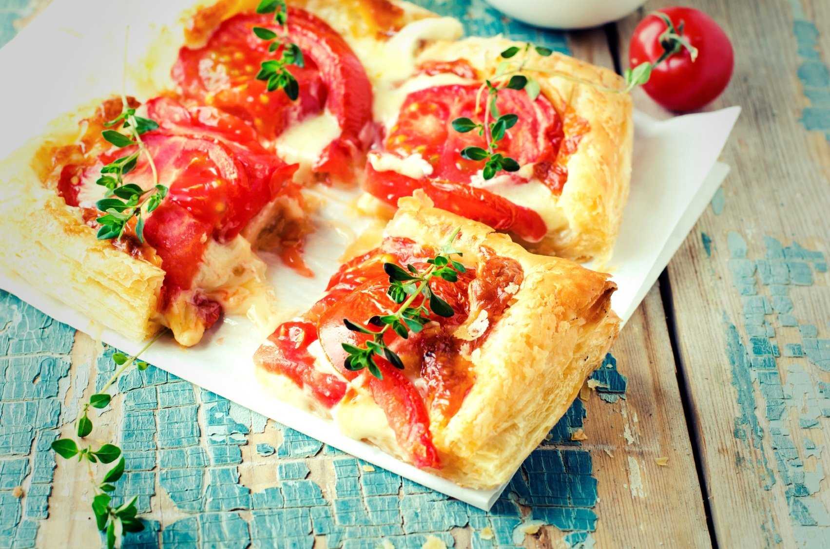 пицца на слоеном тесте в духовке рецепт с колбасой и помидорами сыром фото 9