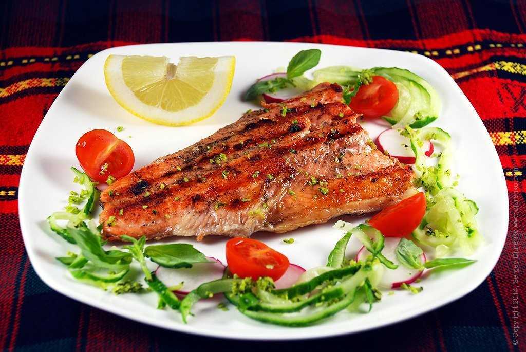 Как приготовить форель вкусно и быстро на сковороде: со сметаной, в майонезе, с овощами, в сливках, без жарки, в соусе – рецепты с фото
