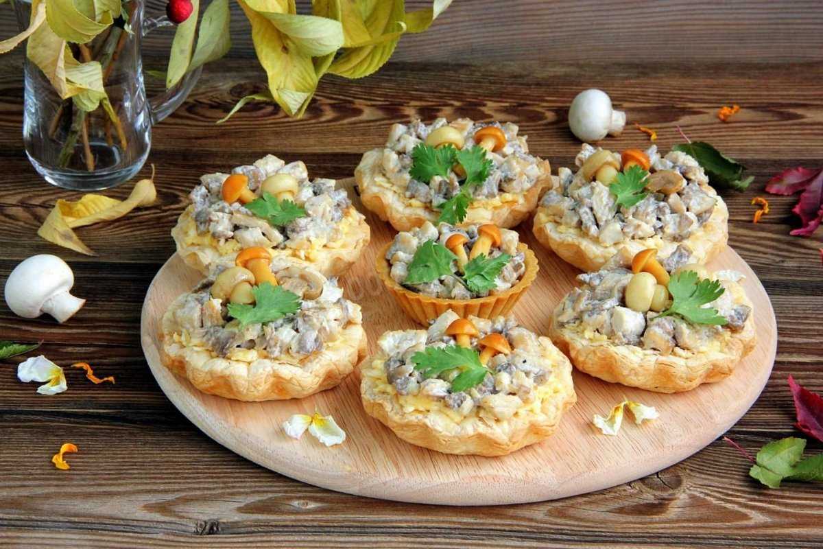 Вкусные тарталетки канапе и жульен с курицей для праздничного фуршета: рецепты с фото. тарталетки с начинкой из курицы к праздничному столу: рецепты салатов из курицы для начинки