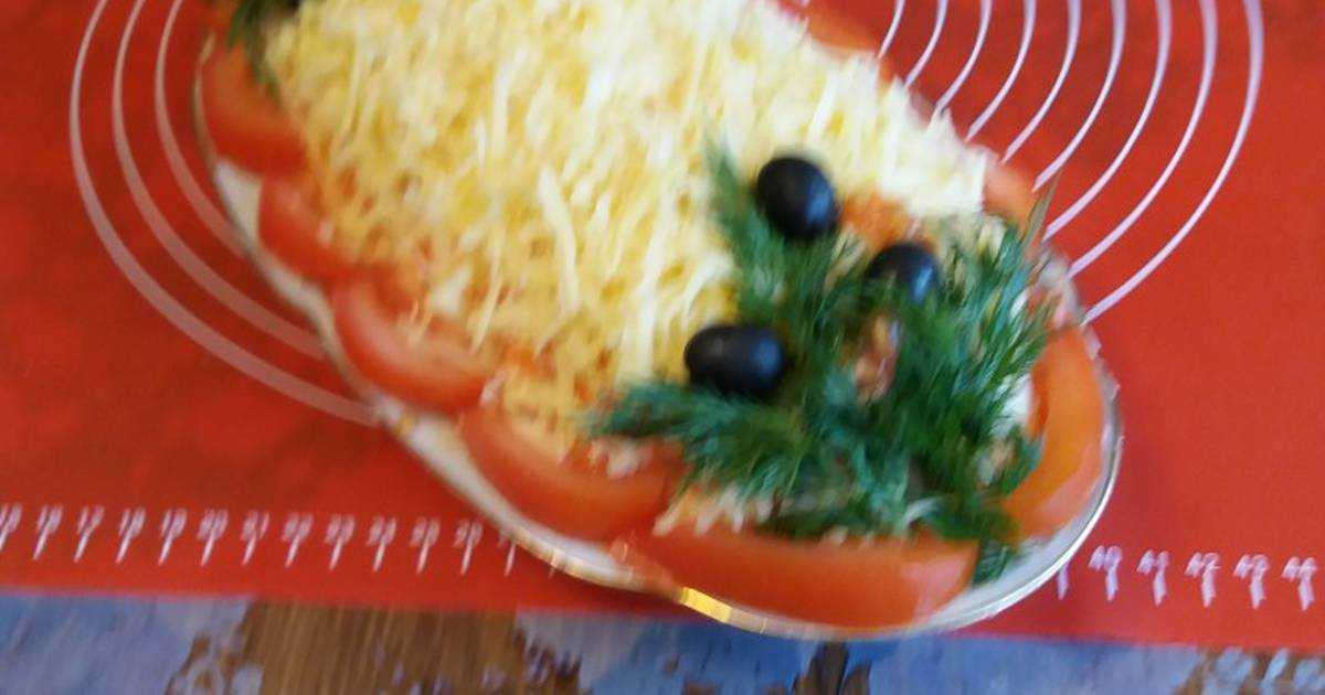 Салат «русская красавица»: рецепт классический с курицей и ветчиной, когда добавляют маринованные огурцы и как оформить кокошник