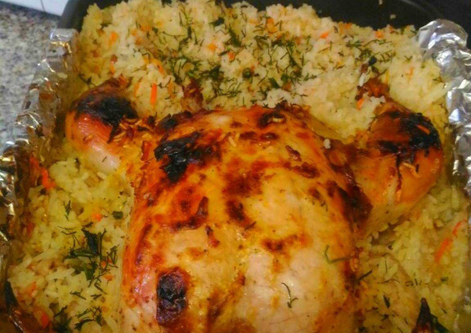 Курица с рисом в фольге. Рис с курицей в духовке. Курица запеченная с рисом. Курица запеченная с рисом в духовке. Рис с овощами и курицей в духовке.