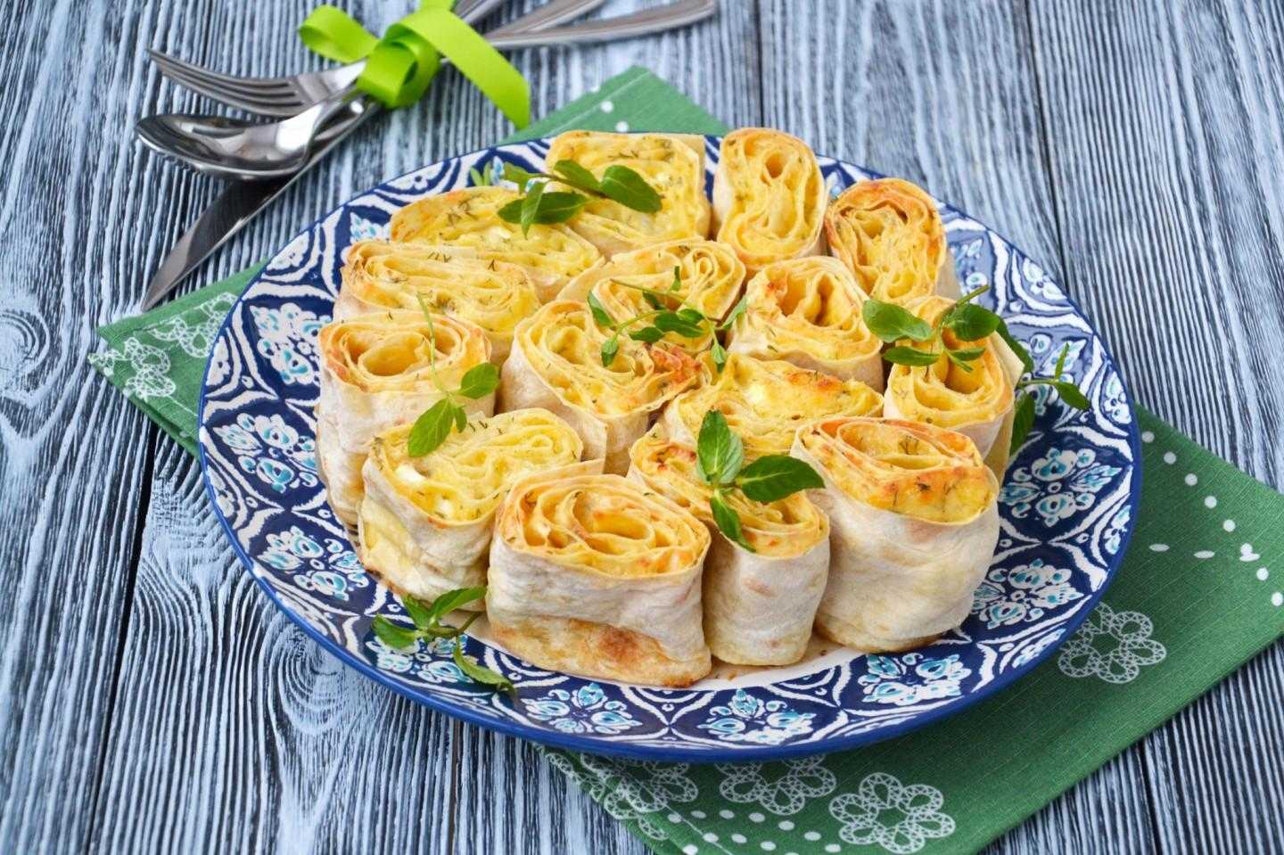 Рулет из лаваша: 25 вкусных начинок на любой вкус - 8 ложек