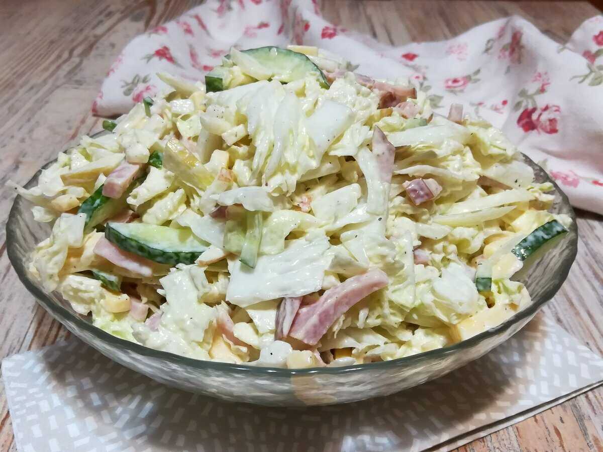 20 салатов с копченой колбасой, которые украсят любой стол