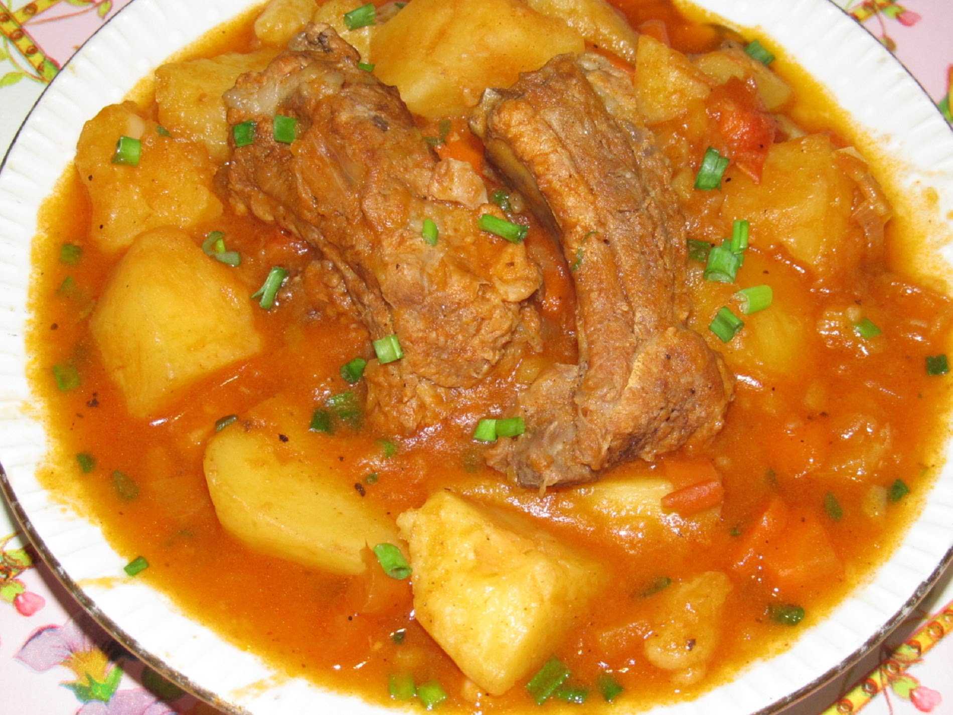 Вкусные свиные ребрышки с картошкой, запеченные в духовке – самые простые рецепты с фото