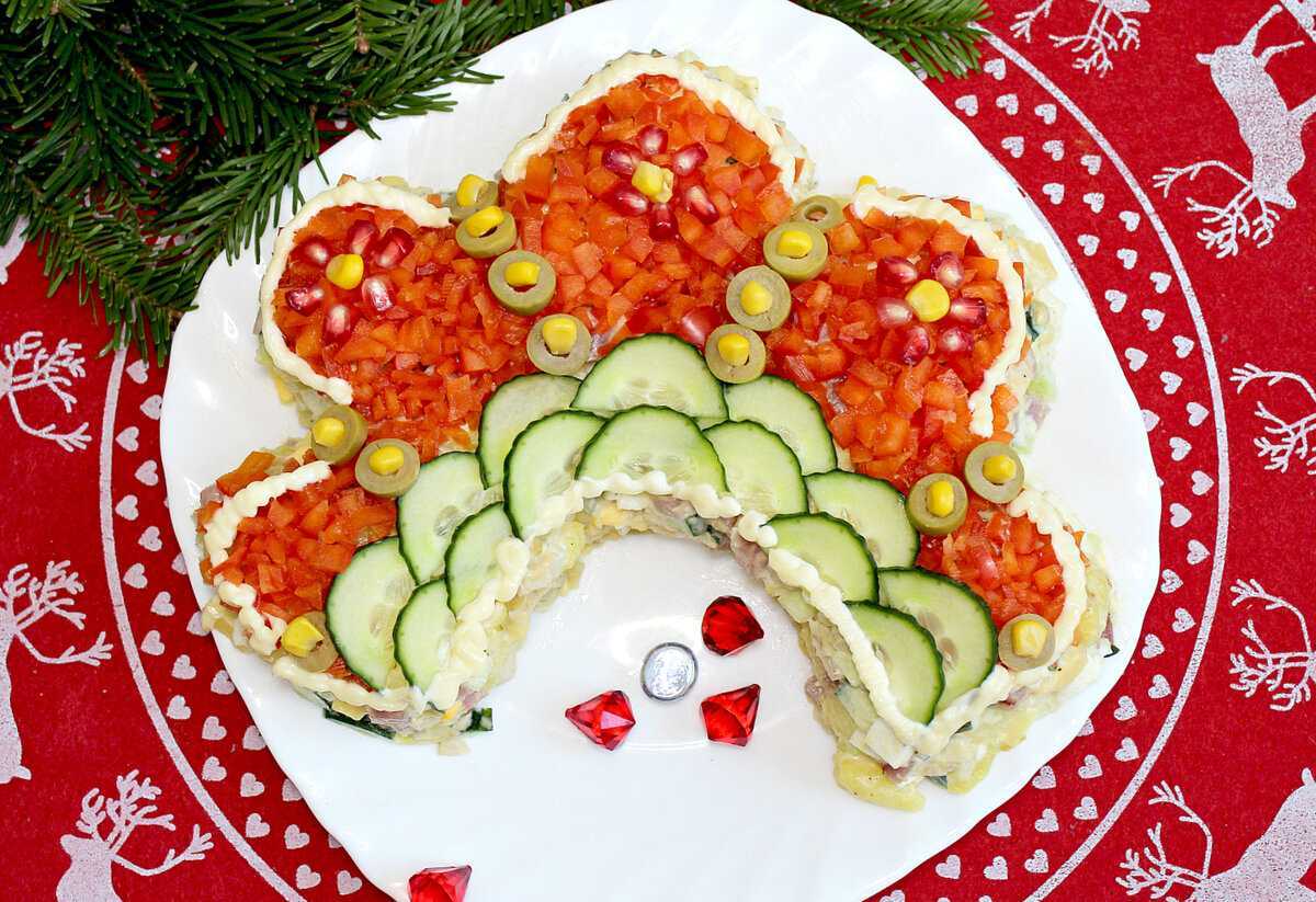 Салат «русская красавица»: рецепт классический с курицей и ветчиной, когда добавляют маринованные огурцы и как оформить кокошник