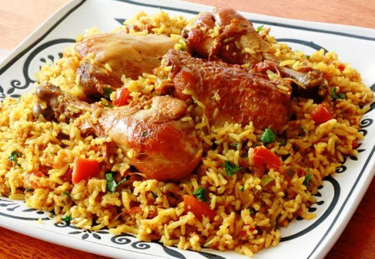 Рассыпчатый плов с курицей в кастрюле на плите