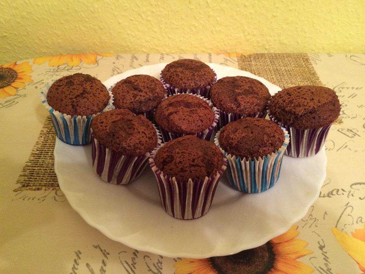 Шоколадный кекс с изюмом и орехами