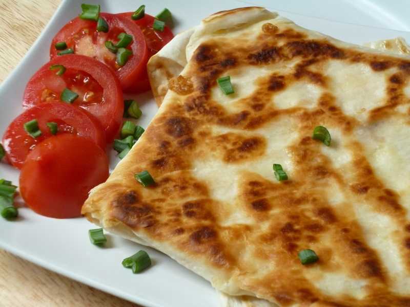Ека из лаваша — горячая закуска, популярная на Кавказе Чаще всего готовится с яйцом и сыром Рассмотрим пошаговый рецепт этого вкусного и сытного блюда