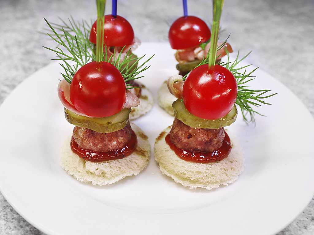 Канапе на шпажках на праздничный стол. простые и вкусные рецепты канапе