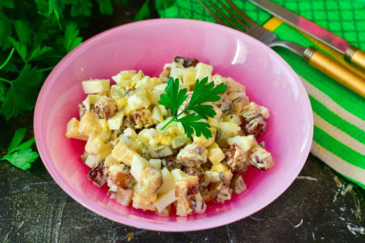 В этом салате отсутствует мясо, но не смотря на это, он очень питательный, вкусный и в меру острый Он отлично подойдёт как для повседневной трапезы, так и для праздничного меню