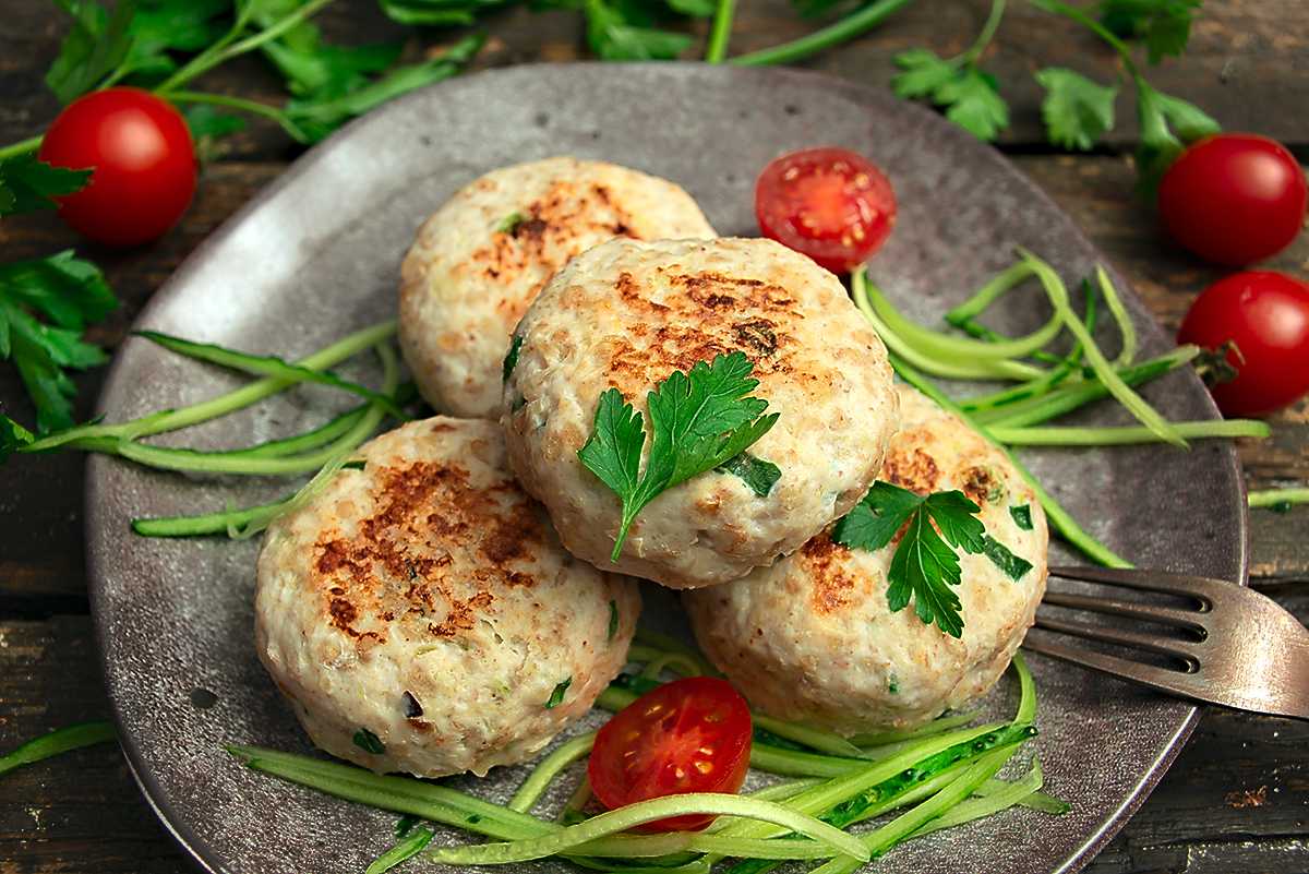 Диетические куриные котлеты в духовке, мультиварке, на пару