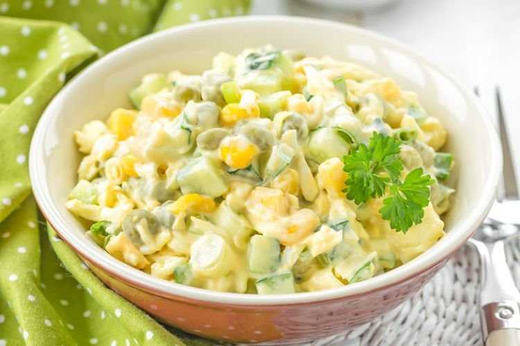 Салат с огурцом и кукурузой: 7 пошаговых фото рецептов