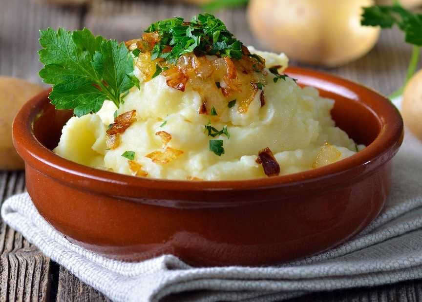 Картофельное пюре с чесноком и зеленым луком - 10 пошаговых фото в рецепте