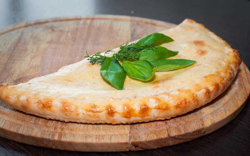 Закрытая пицца кальцоне с курицей и сыром- пошаговый рецепт