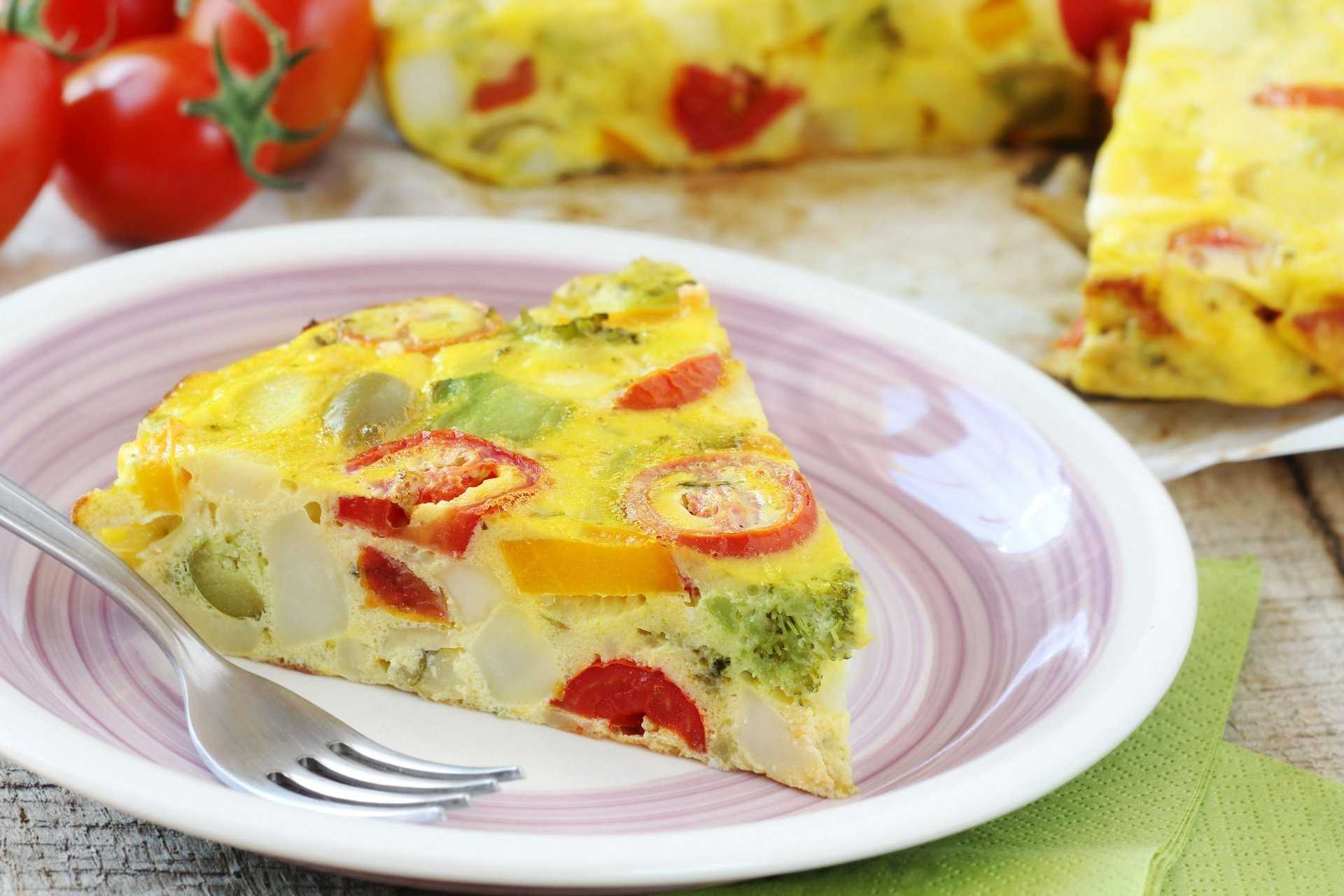 Пышный омлет с молоком и колбасой на сковороде