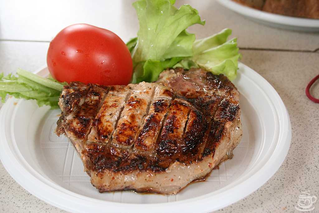 Сегодняшний наш рецепт — корейка свиная в духовке — придется по вкусу всем мясоедам Вы получите мягкое и сочное мясо, устоять перед которым будет сложно