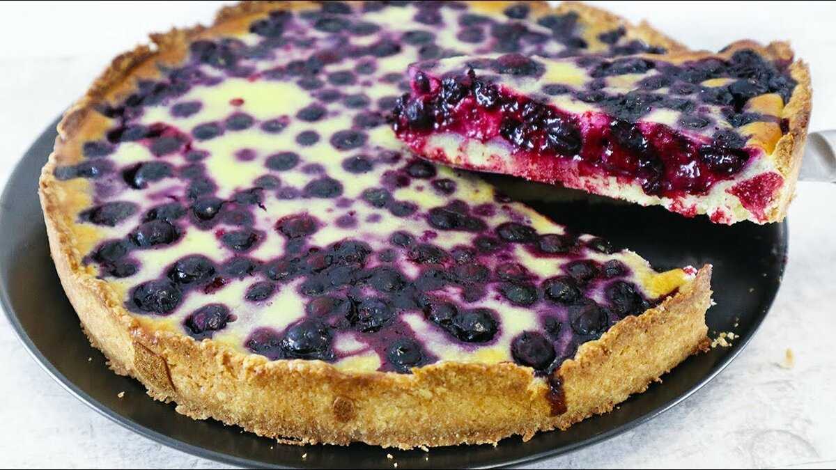 Как приготовить вкусные пирожки с клубникой в духовке и на сковороде по рецепту с фото