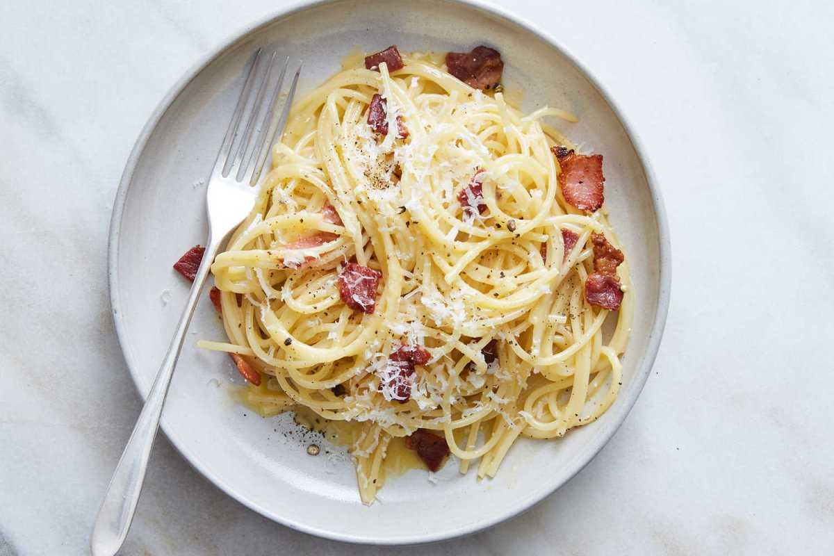 Макароны с беконом и сыром на сковороде рецепт с фото пошагово - 1000.menu