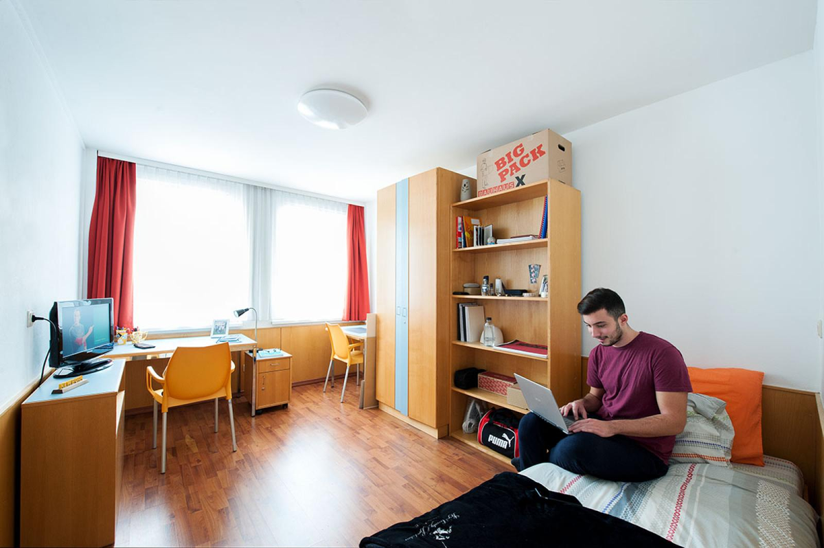 Можно ли заселиться в общежитие. Венский экономический университет общежитие. Общежитие университета Германия. Студенты в общежитии. Комната в студенческом общежитии.