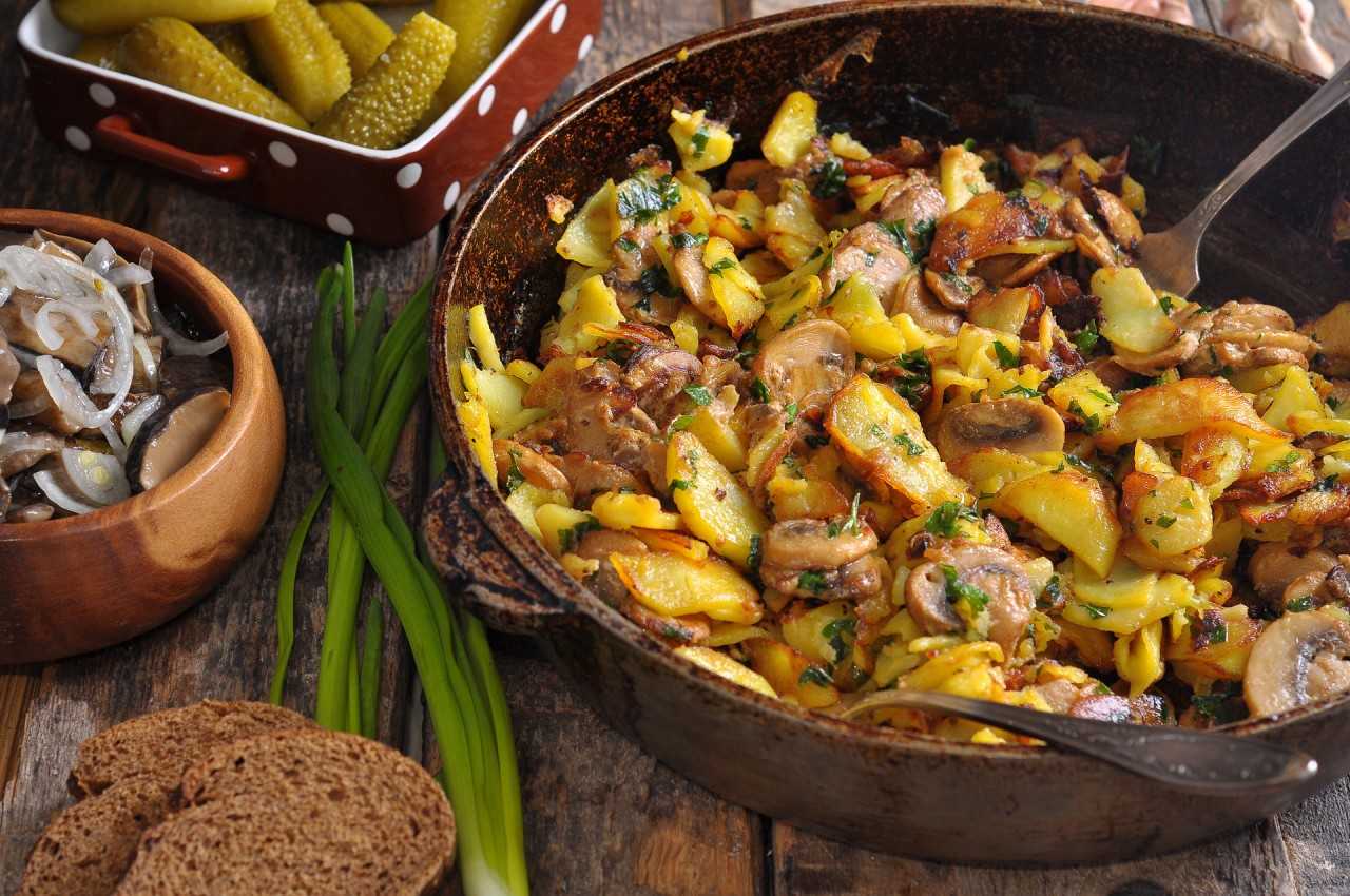 Жареная картошка с лесными грибами на сковороде - пошаговые рецепты приготовления