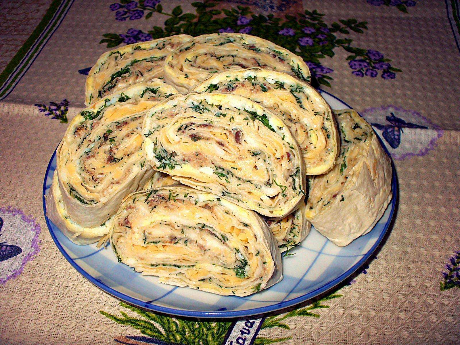 Рулет из лаваша с сайрой рецепт с фото пошагово - 1000.menu