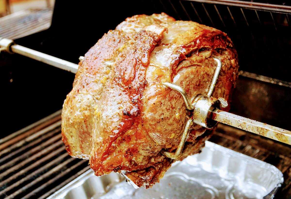 Рецепт жарки мяса в духовке. Мясо на вертеле на углях. Мясо гриль в духовке на вертеле.