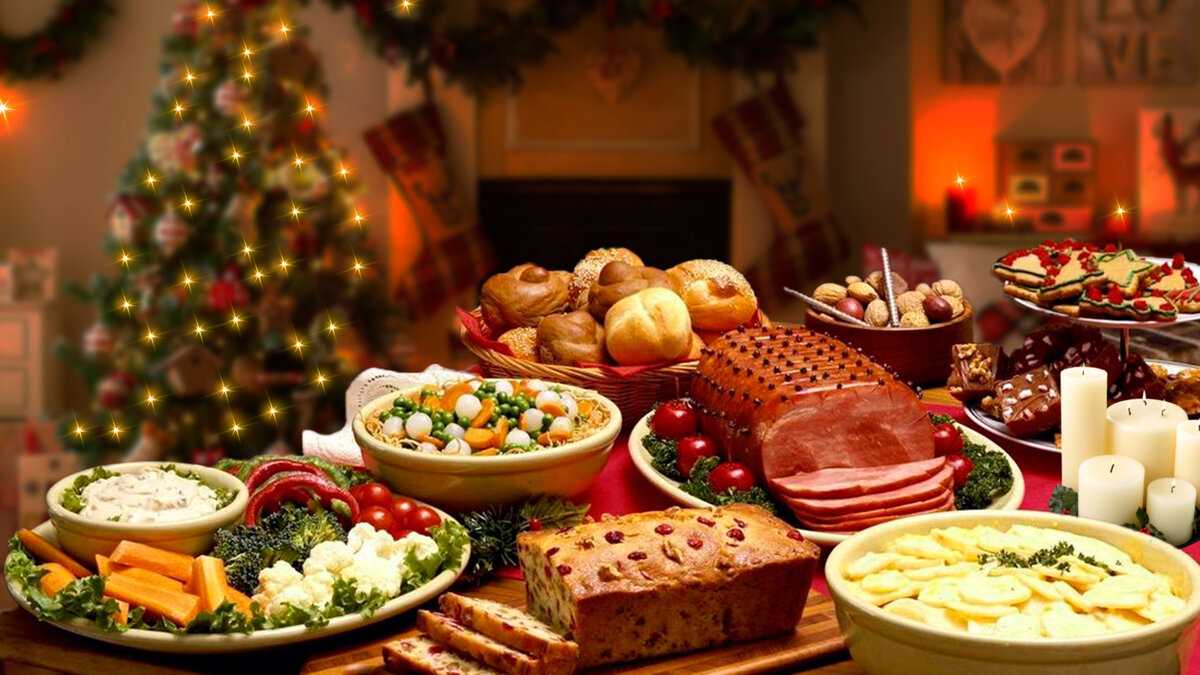 Новогодний стол 2023: сервировка, салаты, закуски, нарезка, горячие блюда, что не рекомендуется готовить?