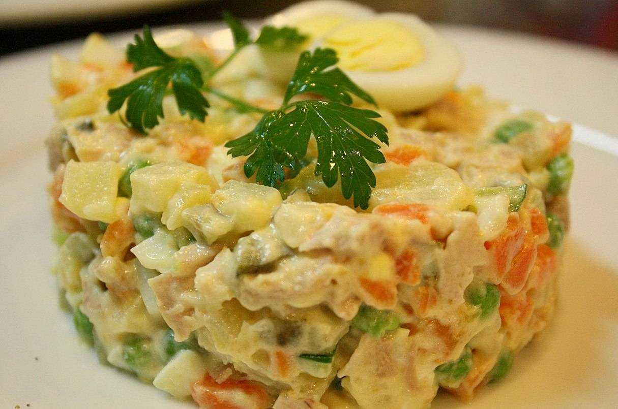 Заливной салат оливье со шпротами