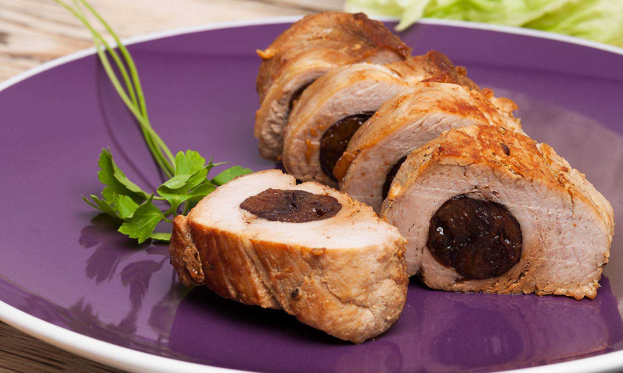 Фаршированная свиная вырезка с черносливом и орехами