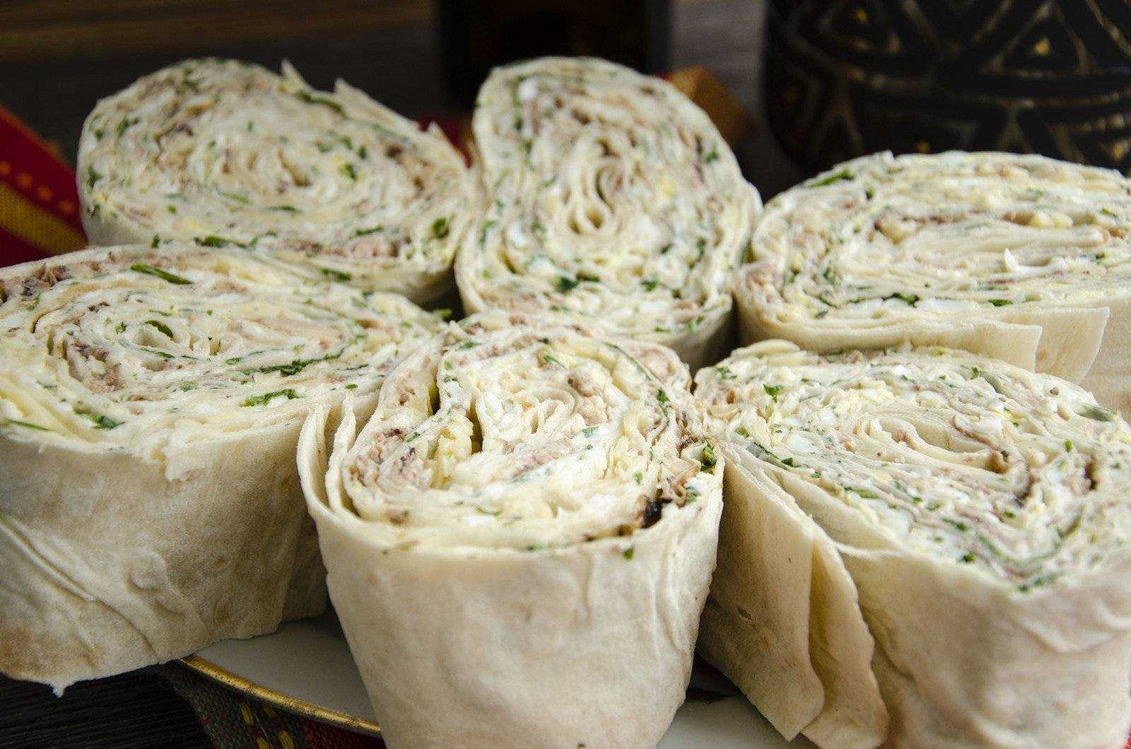 Рулет из лаваша с консервированной рыбой: быстро и вкусно!