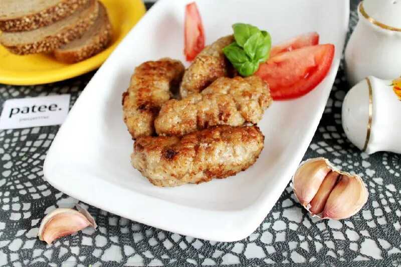 Мясо в кляре из картофеля. отбивные из свинины в картофельной шубе