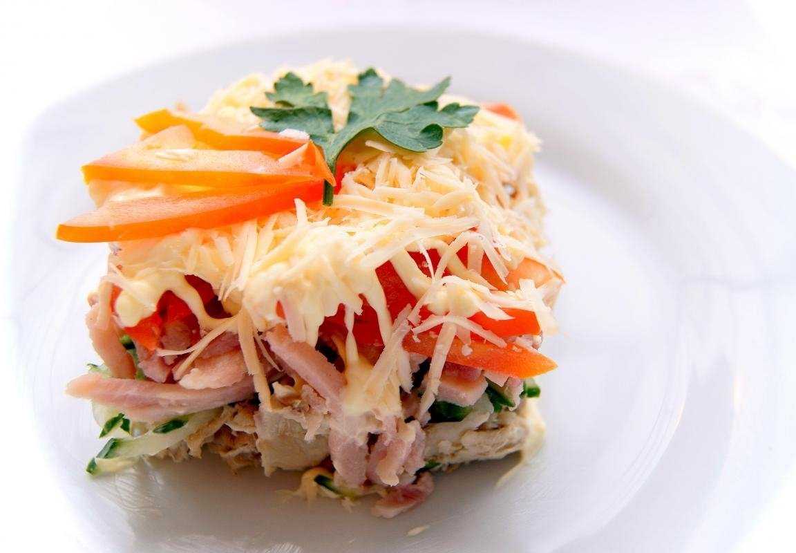 Слоеный салат с курицей и помидорами - 8 пошаговых фото в рецепте