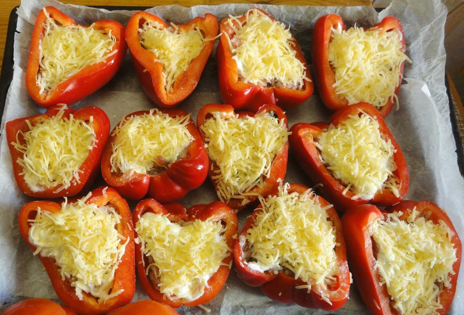 Перцы с курицей и сыром в духовке. Перец фаршированный половинками. Фаршированные перцы половинки в духовке с фаршем и рисом.