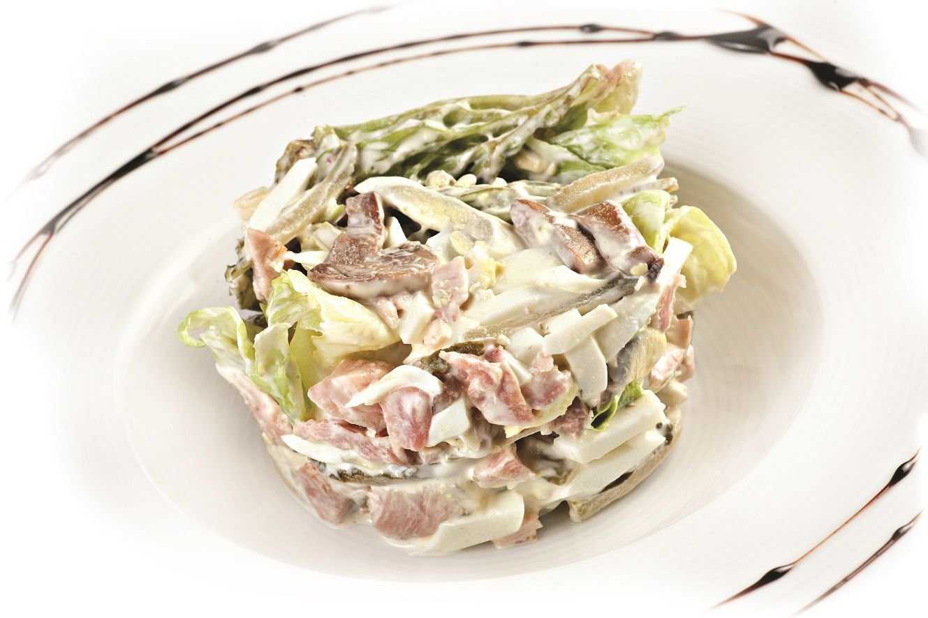 Салат обжорка классический с курицей и солеными огурцами