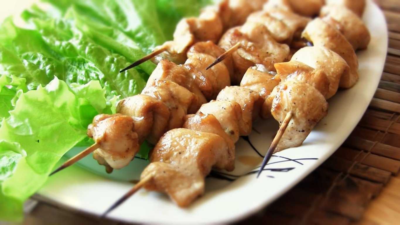 Рецепт куриных шашлыков с беконом | меню недели