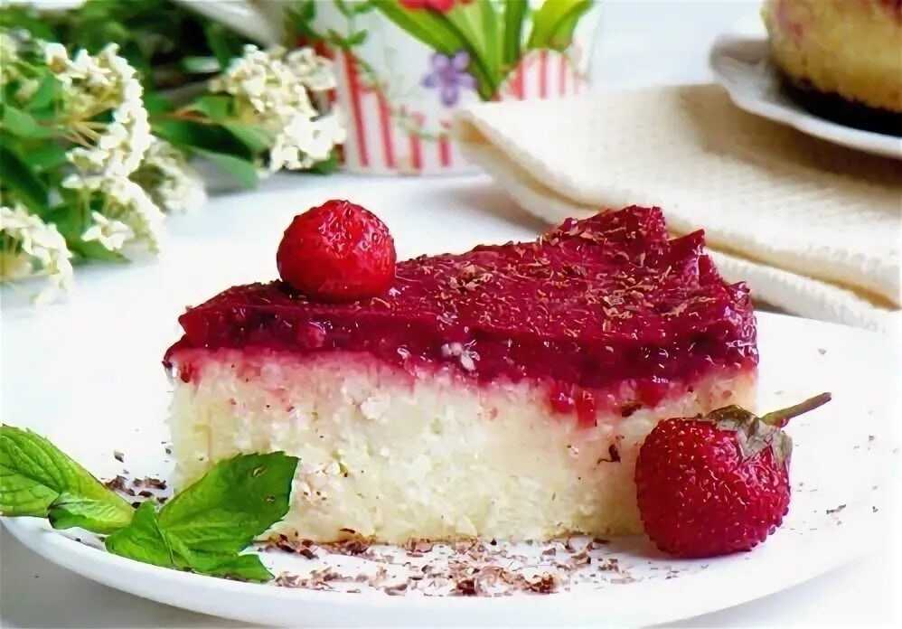 Творожная запеканка с манкой и малиновым вареньем