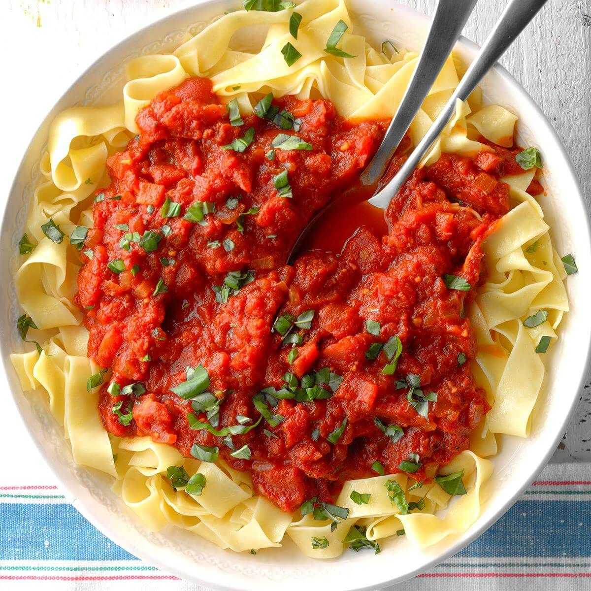 Простая подлив без мяса. Макароны с подливой. Соус для спагетти. Спагетти в томатном соусе. Макароны с томатной пастой.