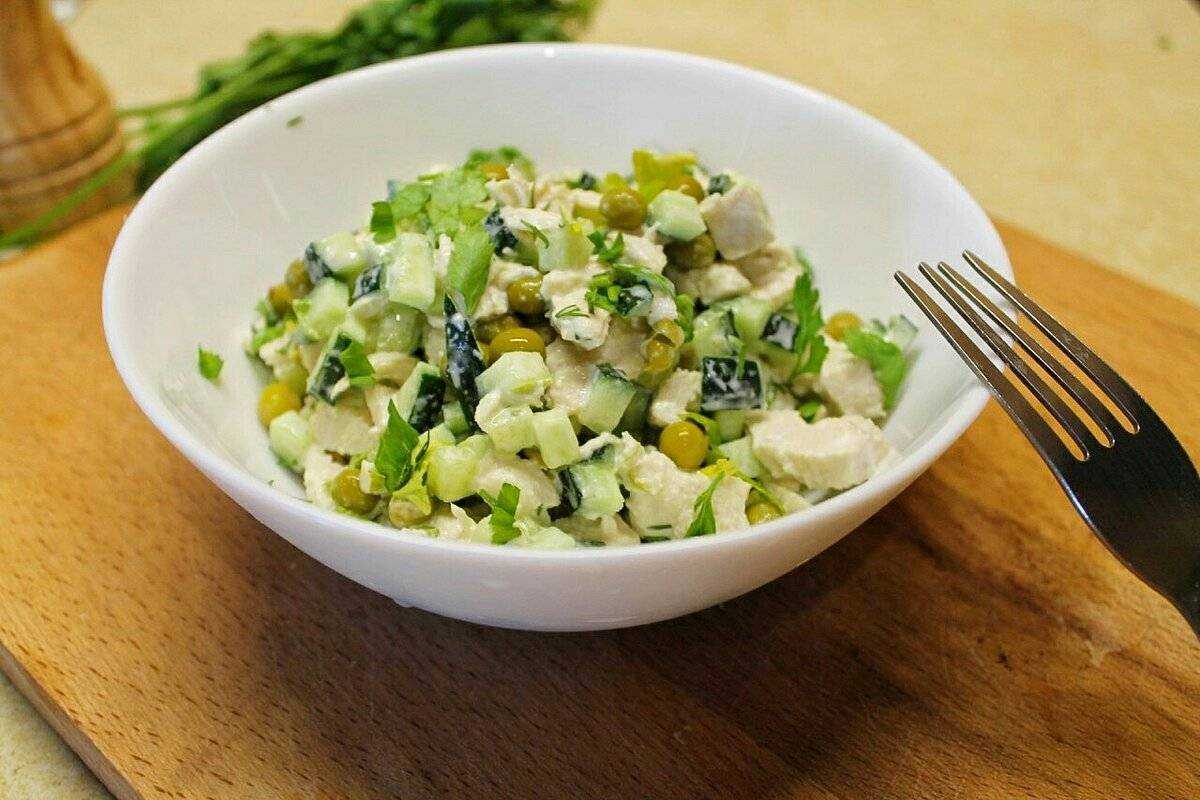 Салат с курицей и солеными огурцами