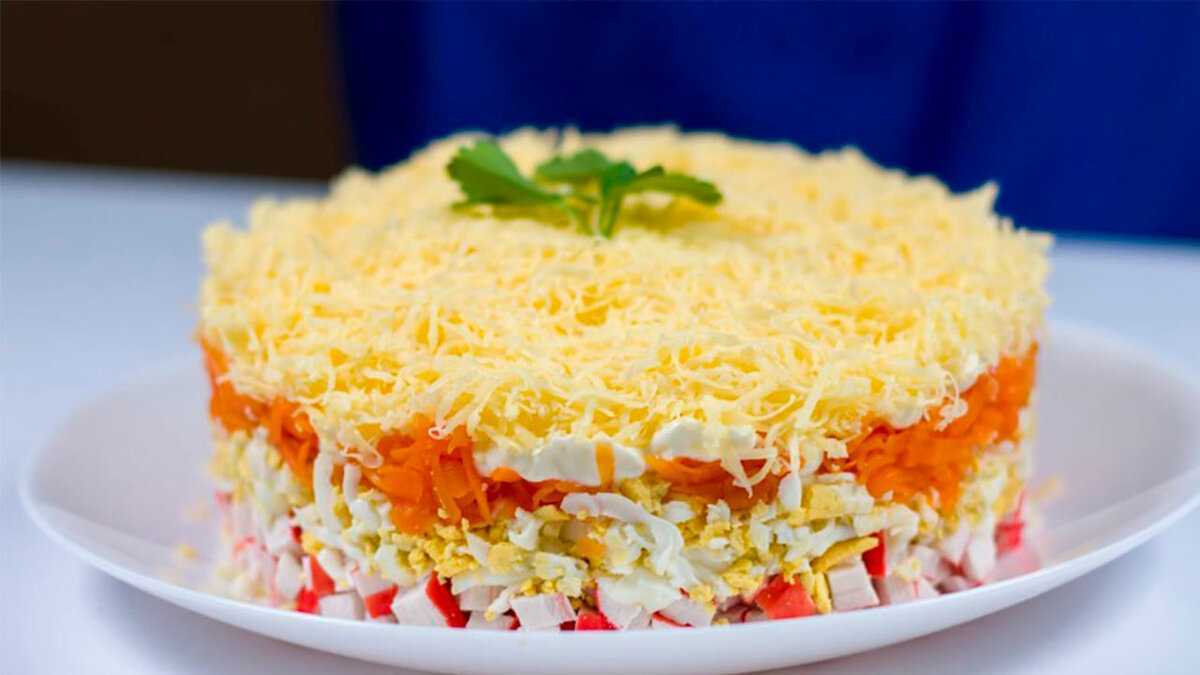 Слоеный крабовый салат: 8 хороших рецептов