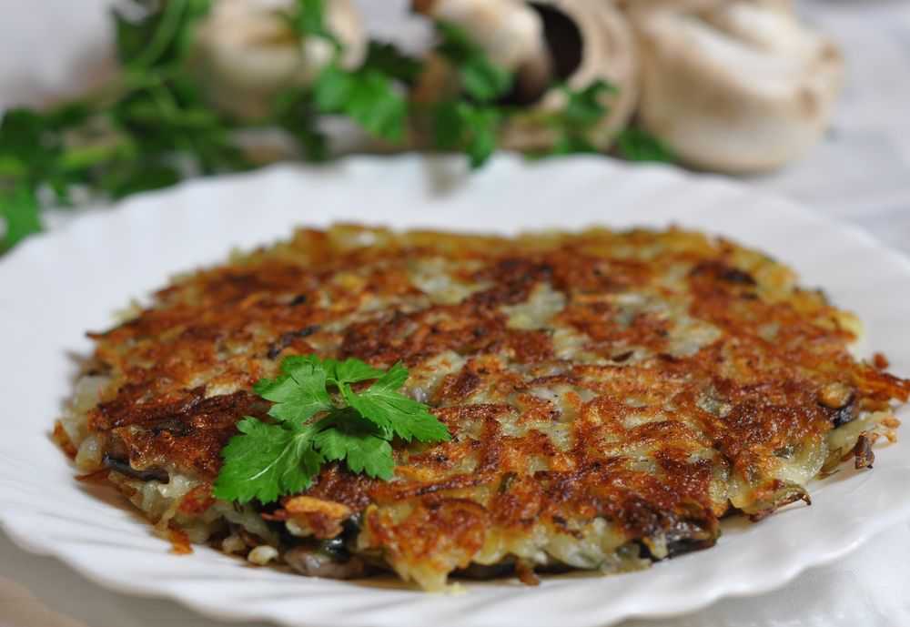 Драники с грибами рецепт. Большой драник с начинкой. Драники картофельные с грибами. Лепешка с грибами. Деруны из грибов