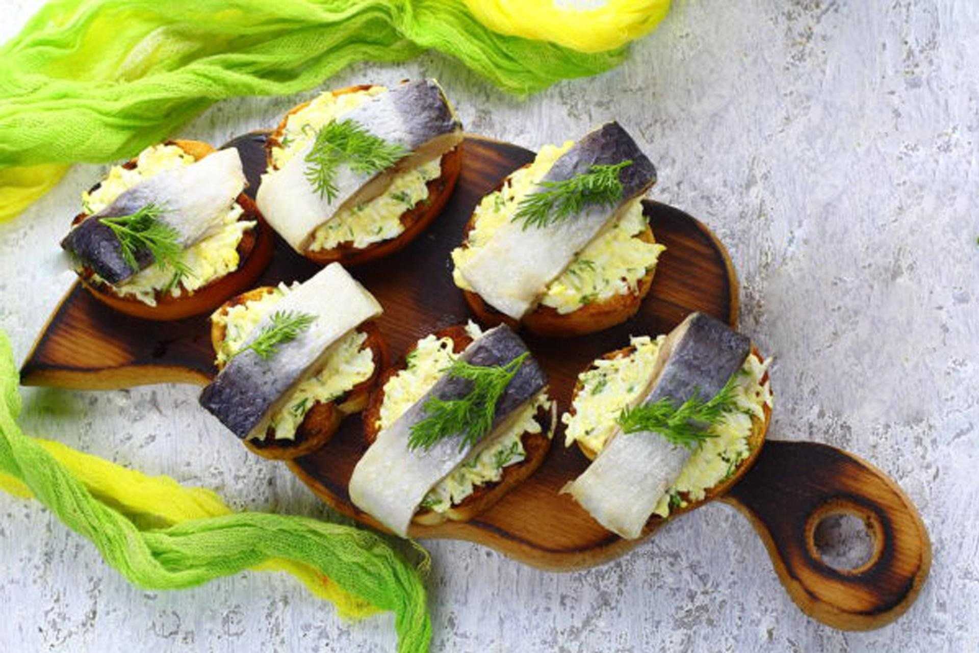 Канапе с селёдкой и чёрным хлебом - идеальная закуска: рецепт с фото и видео