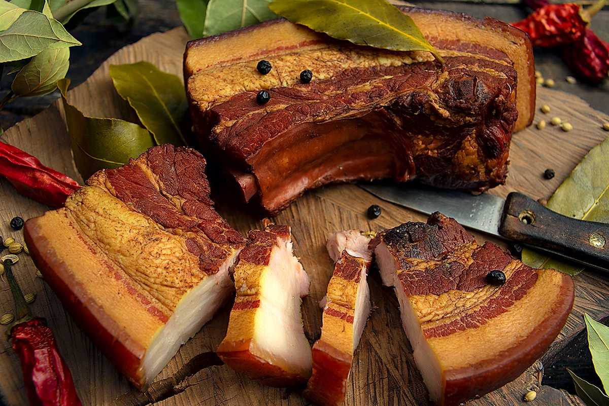 Сало, вареное в луковой шелухе — 6 самых вкусных рецептов посола
