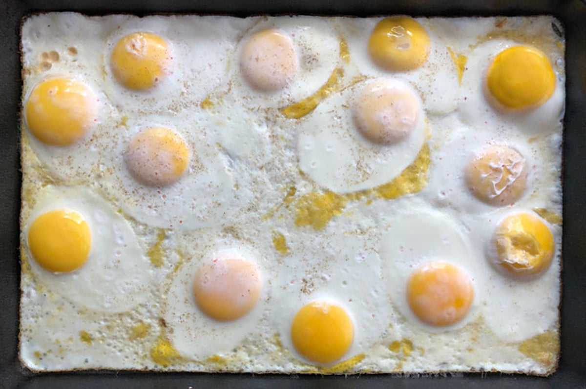Как сделать вкусные яйца. Яйца в духовке. Противень для яичницы. Запеченные яйца. Яичница на противне в духовке.