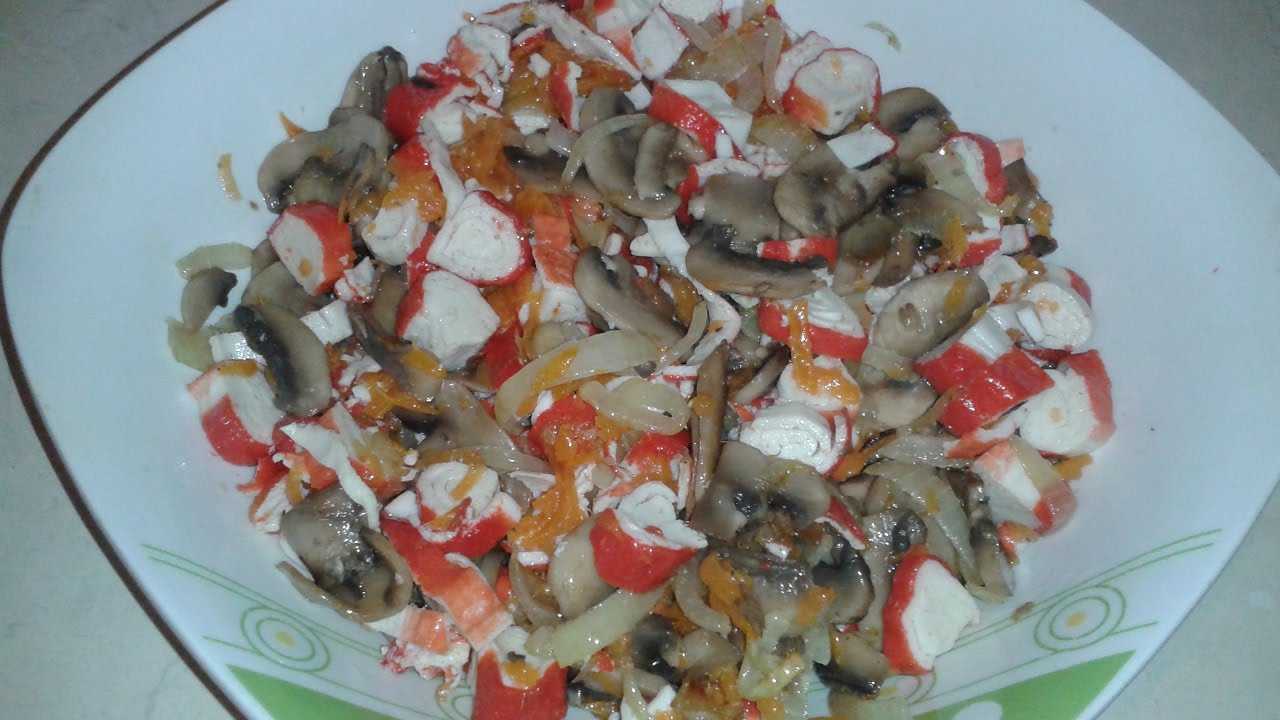 Салат с шампиньонами консервированные крабовыми палочками яйцом