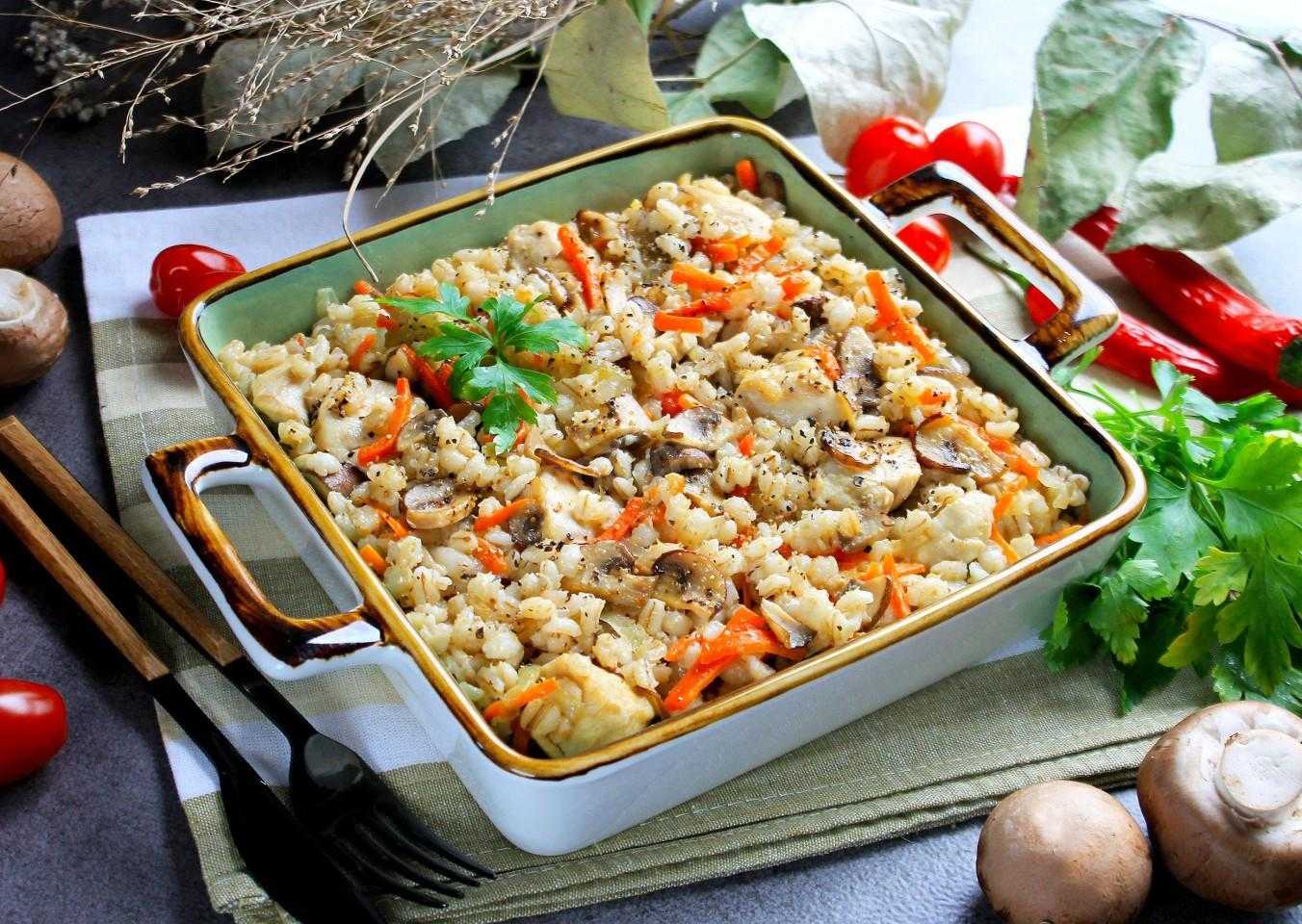 Вкусная перловая каша рецепт приготовления. Перловка с курицей в духовке. Перловая каша в духовке с курицей. Каша перловая с овощами. Перловка с куриным филе.