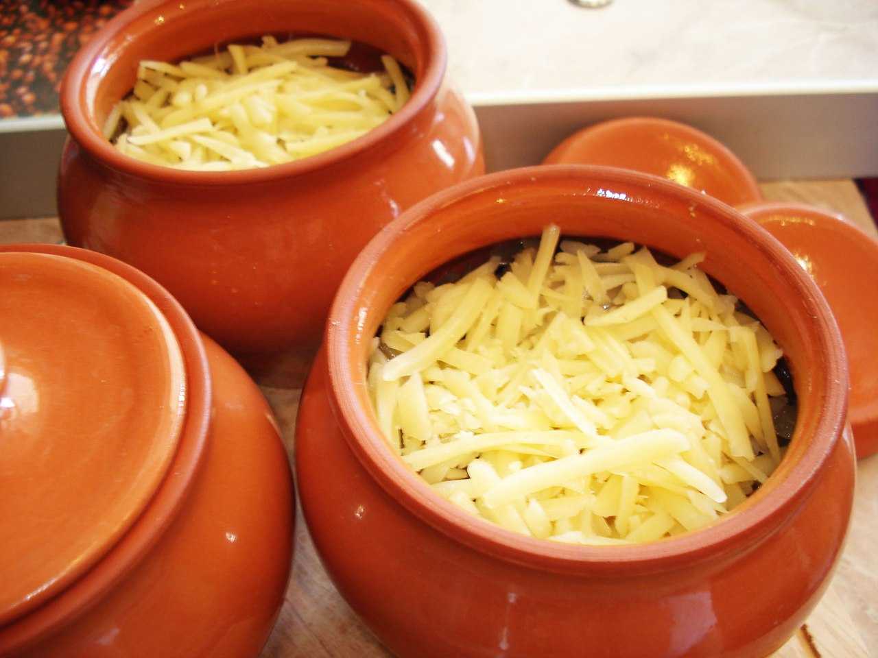 Картошка с сосисками в духовке, мультиварке, горшочке, на сковороде. рецепт пошаговый под сыром и без с подливом, майонезом, молоком. фото