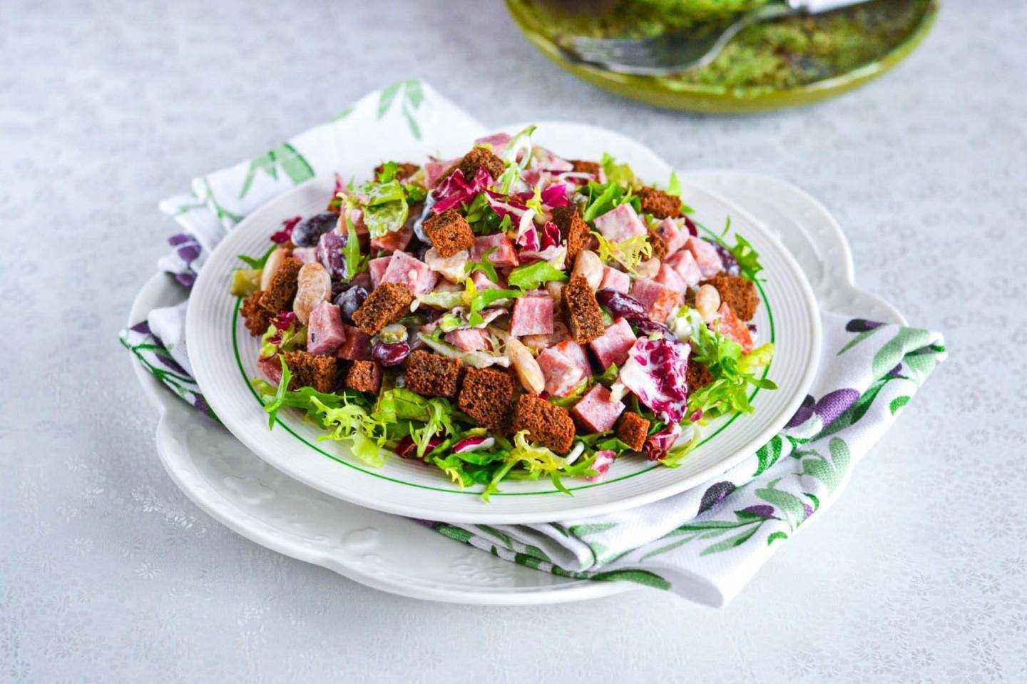 Вкусный салат с фасолью и копчёной колбасой — 7 простых рецептов