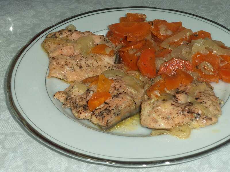 Рецепт горбуши с овощами на сковороде. Горбуша с морковью и луком. Горбуша в духовке с морковкой и луком. Горбуша тушеная. Горбуша в духовке с морковкой.